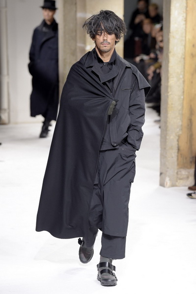 Yohji Yamamoto осень-зима 2017 (73022- Yohji- Yamamoto-AW-2017-25.jpg)